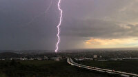 İskenderun körfezinde gün batımında şimşek şöleni