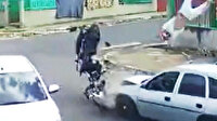 Otomobil ile çarpışan motosiklet sürücüsü havada taklalar attı