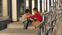 Sarıkamış’ta yiyeceklerini paylaşan çocuklar duygulandırdı