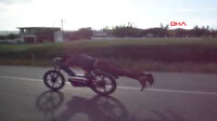 Motosikletlinin tehlikeli yolculuğu kamerada