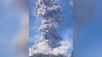 Patlayan Sinabung Yanardağı'nın külleri 7 km yükseldi