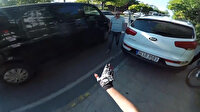 Otomobilini kaldırıma park edip bisikletlilerin üzerine yürüdü