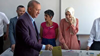 Cumhurbaşkanı'nın yüzüne bakmaya tenezzül etmeyen sandık görevlisi