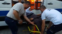 77 yaşındaki kadın oy kullanmaya ambulansla getirildi