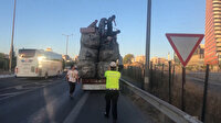 Yüklü kamyonetin üstündeki tehlikeli yolculuk trafik kontrolüne takıldı