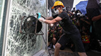 Hong Kong'da protestocular şiddete başvuruyor