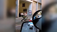 Elindeki sunroof camıyla otomobilleri parçaladı