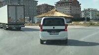 Trafikte plaj şemsiyesiyle seyreden araç görenleri şaşkına çevirdi