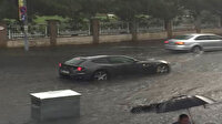 Caddebostan’da milyonluk Ferrari suda mahsur kaldı