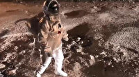 Astronot gibi giyinip bozuk yollara dikkat çekti fenomen oldu