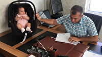 Okul müdürü dersler aksamasın diye öğretmenin çocuğuna bakıyor