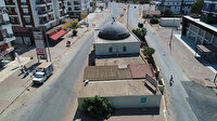 İki yol arasında kalan cami dikkati çekiyor