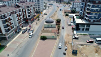 Görenler şaşkınlıklarını gizleyemiyor: Yolun ortasında kalan cami