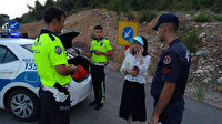 Antalya Kumluca'da kaza yapan Çinli turistler bol bol fotoğraf çekip eğlendi