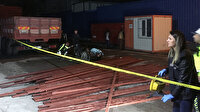 Forklift üzerindeki demirlerin motosikletin üzerine devrildiği anlar kamerada
