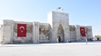 Alaaddin Keykubat tarafından yaptırılan kale gibi kervansaray: Sultanhanı