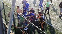 Futbolcular tekme tokat birbirlerine saldırdı