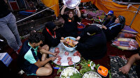Irak'ta göstericilere yemek yapıyorlar