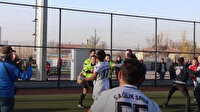 Kırmızı kart gösteren hakeme 'ne yapıyorsun sen?' diyerek saldırdı