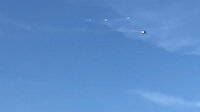 Savaş uçağı havada alev aldı pilotlar böyle kurtuldu
