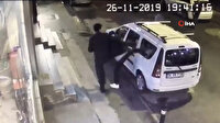 Dayak yiyen şahıs sinirini yol kenarında bulunan araçtan çıkarttı