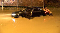 Pendik'te iki otomobil sağanakta mahsur kaldı