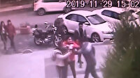 Minibüsünden inen genç kızları sokak ortasında darp etti