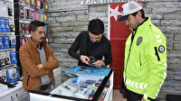 Trafik polisi yolda bulduğu ekranı kırık telefonu tamir ettirip sahibine ulaştırdı