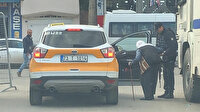 Yürümekte zorluk çeken yaşlı kadına polis yardım etti