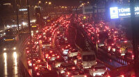 İstanbul’da yağış trafiği olumsuz etkiledi: Yoğunluk yüzde 78'i gördü