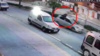 Aniden yola fırlayan gence araba çarptı metrelerce havaya savruldu