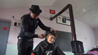Köy okullarını gezip öğrencileri tıraş ediyor