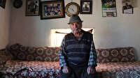 50 yıldır bıyıklarını kesmiyor, fötr şapkasını da sadece yatarken çıkarıyor