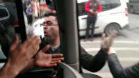 Öfkeli grup otobüs şoförünü darp etmek istedi