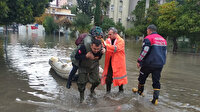 Kurtarma ekipleri vatandaşı sırtında taşıdı