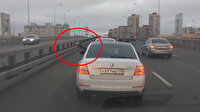 Seyir halindeki aracın camından yola el bombası attı