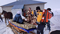 Ambulans ekibi hastayı kızakla taşıyıp hastaneye yetiştirdi