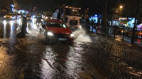 İstanbul'u sağanak yağış vurdu: Seferler iptal edildi trafik durma noktasına geldi