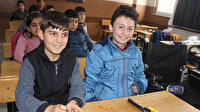 Bedensel engelli sıra arkadaşının eli ayağı oldu