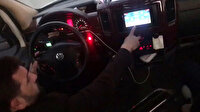 Direksiyon başında okey oynadı