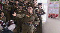 Kadın askerler Kim Jong-un için şarkı söyledi