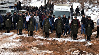 Şehit cenazesinde bir grup gençten duygulandıran hareket: Askerler üşümesin diye montlarını giydirdiler sadece kazakla kaldılar