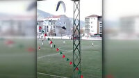 Yamaç paraşütüyle sahaya indi hakem kırmızı kart gösterdi