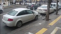 Cezayı engellemek için koşan sürücüye otomobil çarpınca paralar yola saçıldı