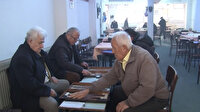 Yangın çıkan kahvehanede tavla ve okeyi bırakmayarak oyuna devam ettiler