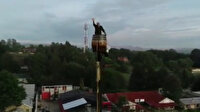 Rekorlar kitabına girmek için 25 metre yükseklikte fıçıda yaşıyor