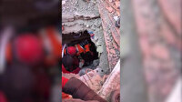 Beton bloklar kırılarak ulaşılan Hatun Yamuş enkazdan çıkarken başörtüsü istedi