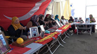 Evlat nöbeti tutan aileler depremzedeler için atkı örüyor
