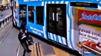 Makas değiştiren tramvayın son vagonu raydan çıktı: Son anda kurtuldular