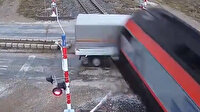 Afyonkarahisar'da bariyerleri kırarak hemzemin geçitten geçmeye çalışan bir kamyonete tren çarptı